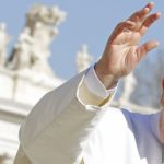 Pope Francis waves as he leads the weekly audience in Saint Peter's Square at the Vatican February 18, 2015. REUTERS/Giampiero Sposito (VATICAN - Tags: RELIGION)