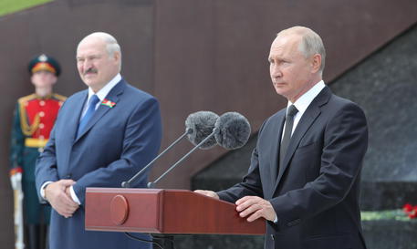 epa08518129 Russian President Vladimir Putin (R) and Belarus President Alexander Lukashenko (L) take part in the unveiling ceremony of the Rzhev Memorial to the Soviet Soldier near the village of Khoroshevo outside the town of Rzhev in the Tver region, Russia, 30 June 2020. The 25-metre-tall bronze figure of a Soviet soldier on top of a 10-metre-high hill commemorates Soviet soldiers who lost their lives in World War II.  EPA/MICHAEL KLIMENTYEV/SPUTNIK/KREMLIN POOL / POOL MANDATORY CREDIT