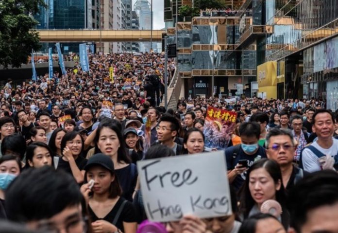 manifestanti-hong-kong-airdrop-696x479